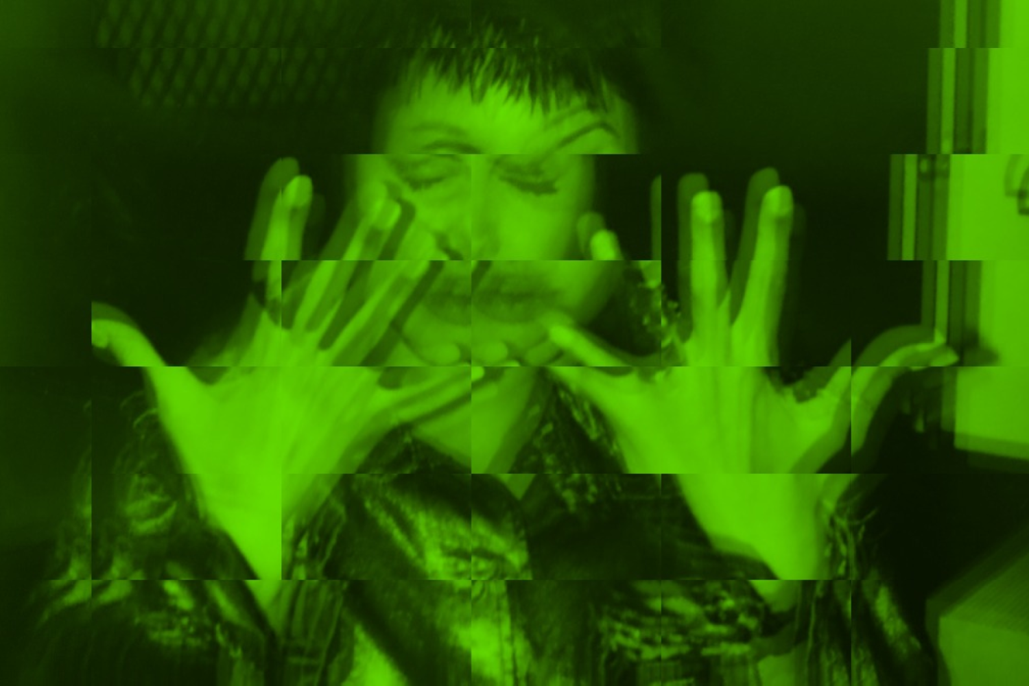 Een foto van Angelina Jolie in 'Hackers'. De foto is glitchy en groengetint voor extra hacker-vibes.