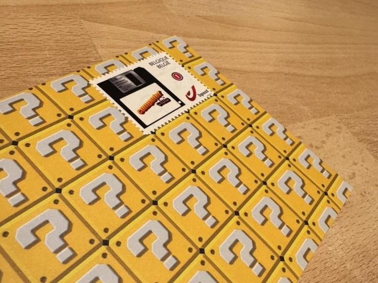 Een enveloppe met '?'-patroon en een Computer Club-postzegel